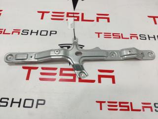 Кронштейн крепления обшивки двери Rivian R1T 1 поколение 2022, PT00033671D, PT00033672D