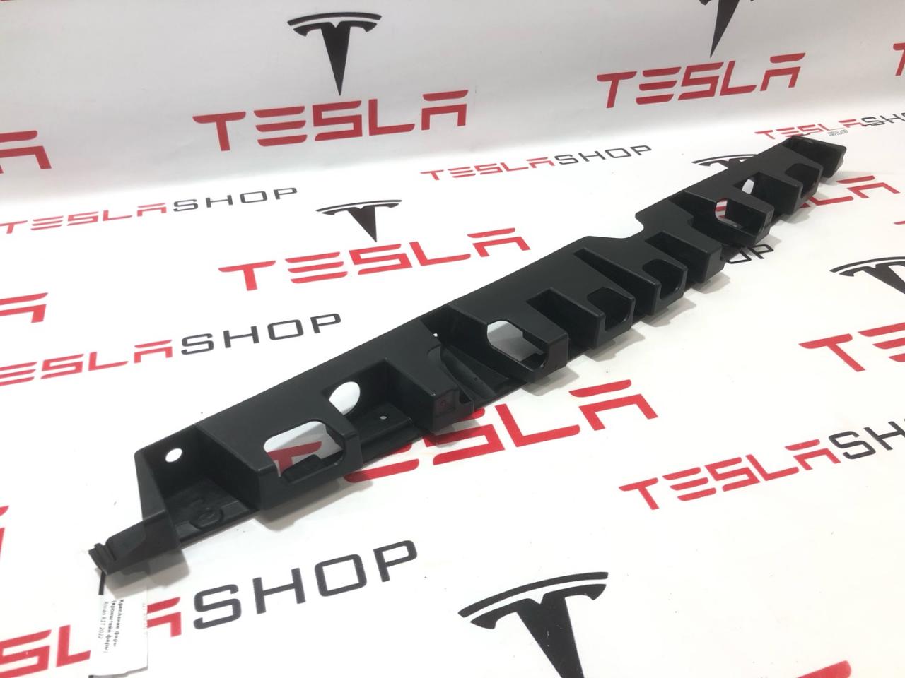 крепление фары левой Rivian R1T 1 поколение 2022, PT00000466H - фото №1