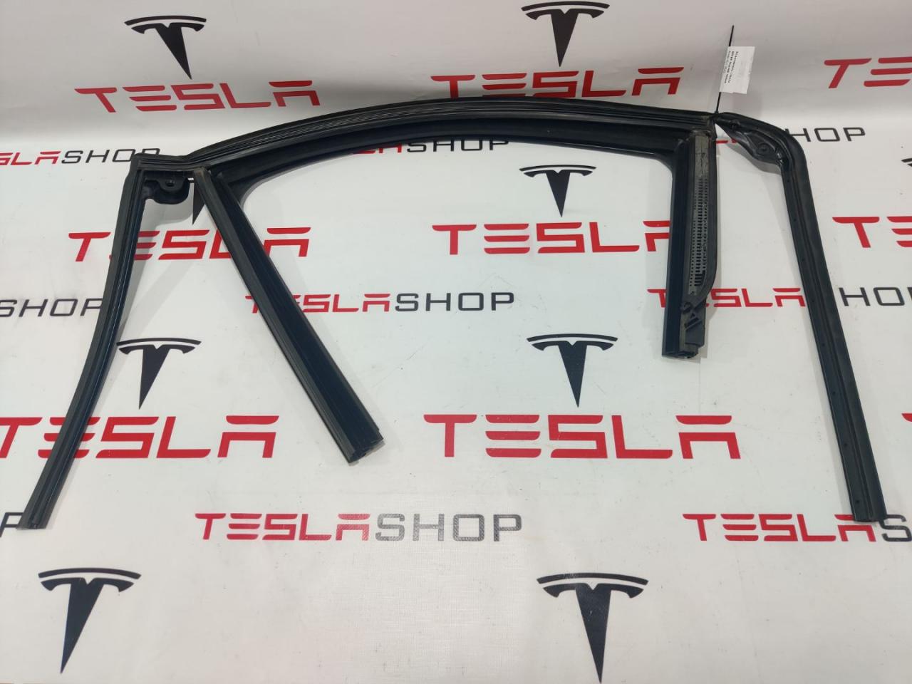 Уплотнитель стекла Rivian R1T 1 поколение 2022, PT00002211, PT00042001-F - фото №1