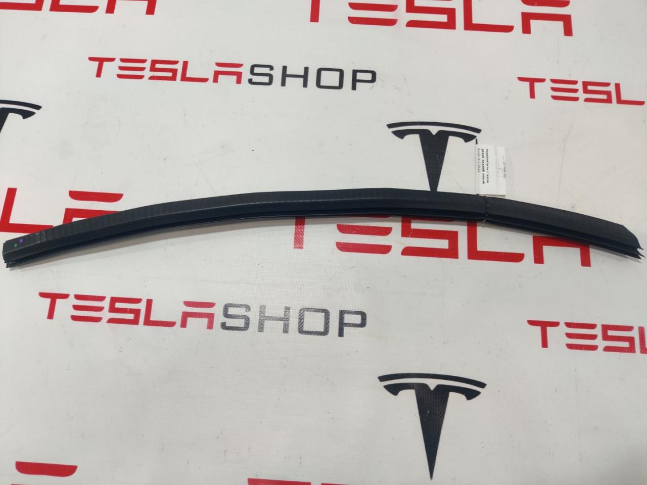 Уплотнитель стекла Rivian R1T 1 поколение 2022 - фото №1