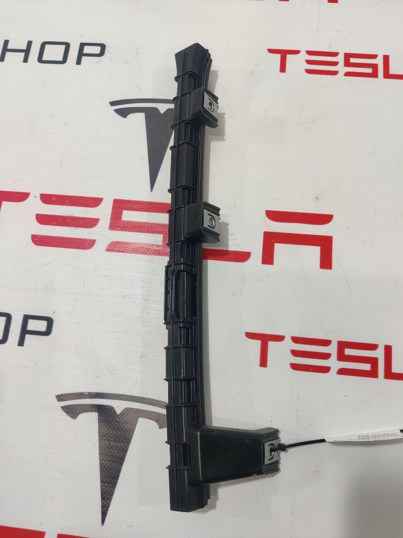 направляющая стеклоподъемника переднего Rivian R1T 1 поколение 2022, PT00015527, PT00042018 - фото №1