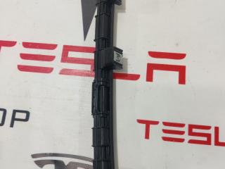 направляющая стеклоподъемника переднего Rivian R1T 1 поколение 2022, PT00015527, PT00042018