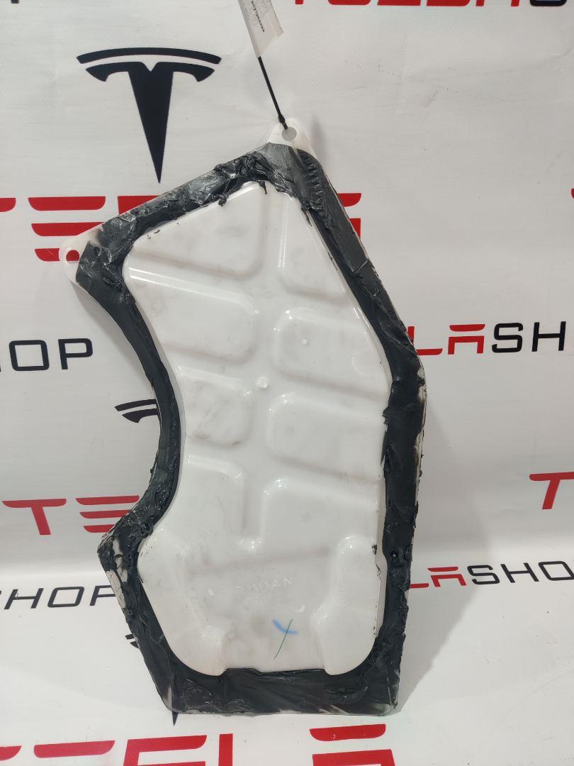 Накладка внутренняя двери Rivian R1T 1 поколение 2022, PT00009555-E - фото №1