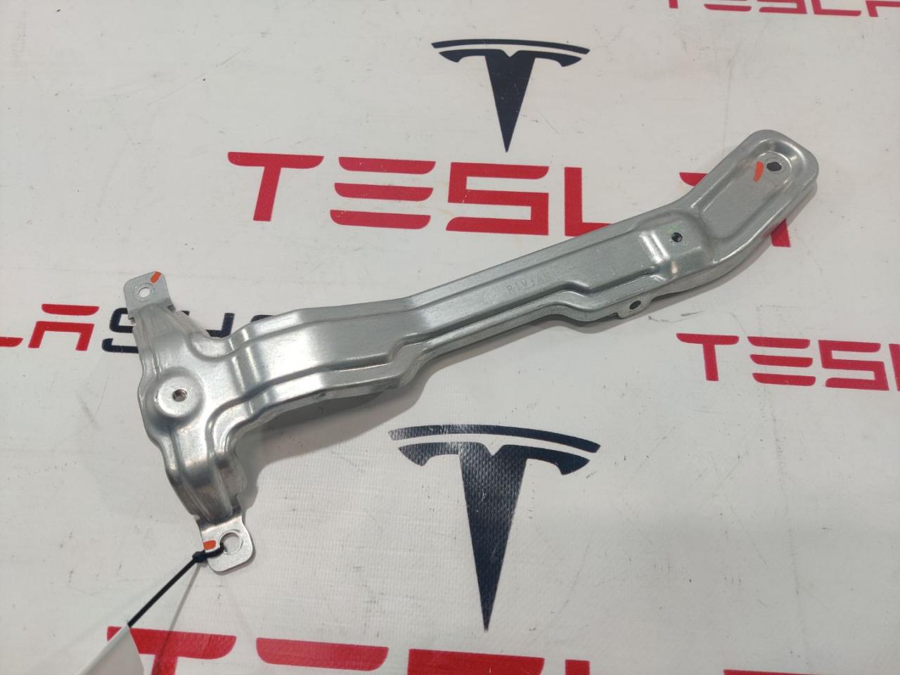 Кронштейн крепления обшивки двери Rivian R1T 1 поколение 2022, PT000044949C - фото №1