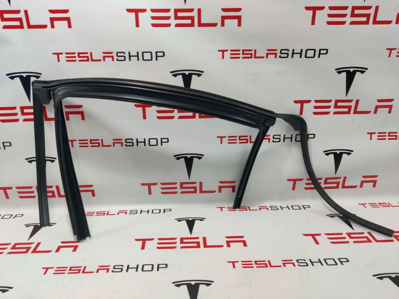 Уплотнитель стекла Rivian R1T 1 поколение 2022, PT00002210, PT00002212 - фото №1