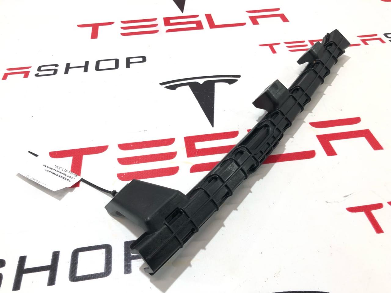 направляющая стеклоподъемника переднего Rivian R1T 1 поколение 2022, PT00015524, PT00042032 - фото №1