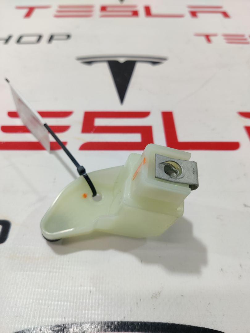 Кронштейн крепления обшивки двери Rivian R1T 1 поколение 2022, PT00240387 - фото №1