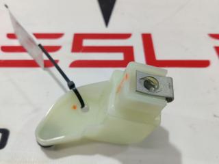 Кронштейн крепления обшивки двери Rivian R1T 1 поколение 2022, PT00240387