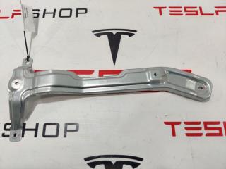 Кронштейн крепления обшивки двери Rivian R1T 1 поколение 2022, PT00044948C