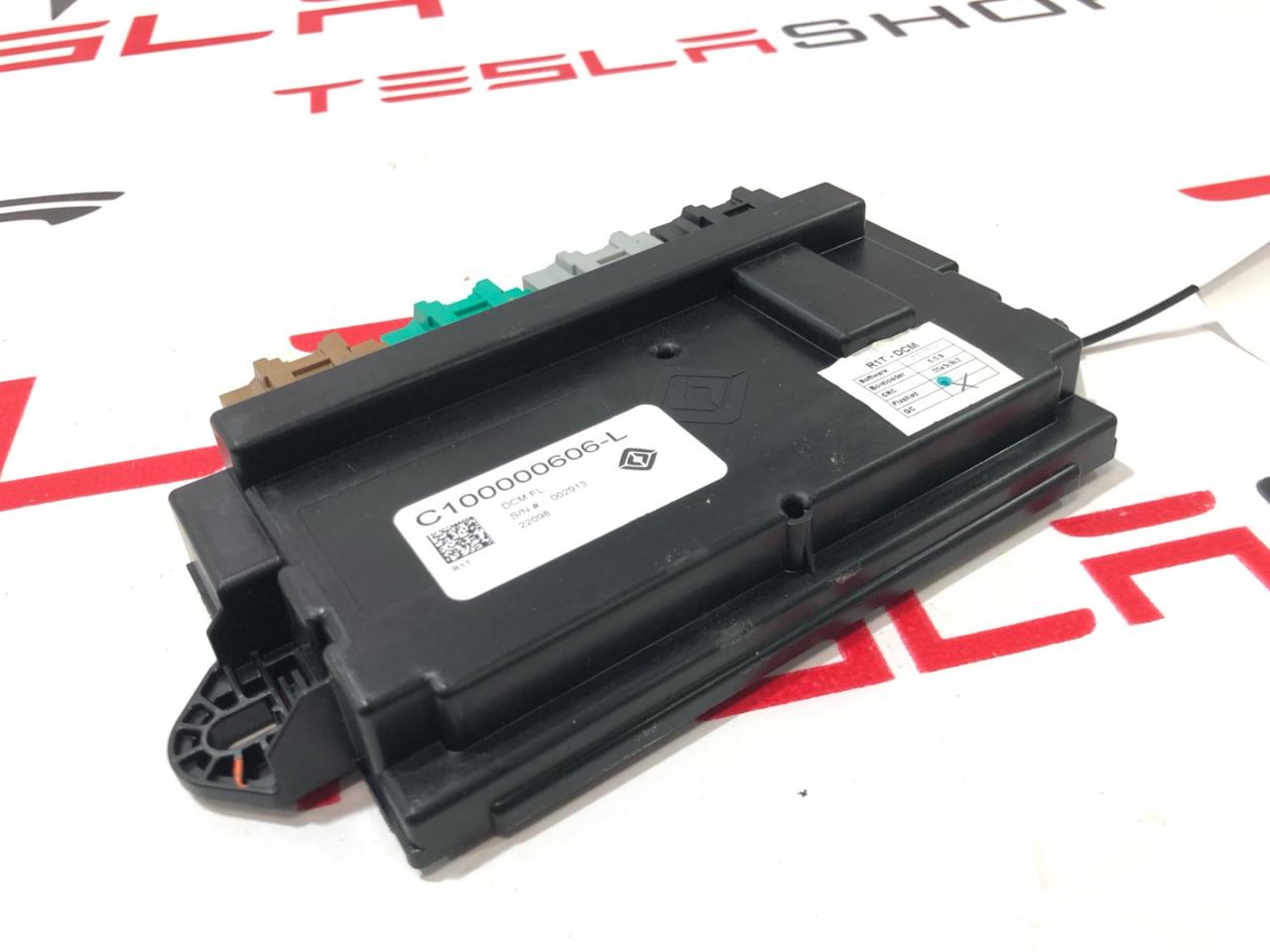 модуль управления двери Rivian R1T 1 поколение 2022, C100000606-L - фото №1