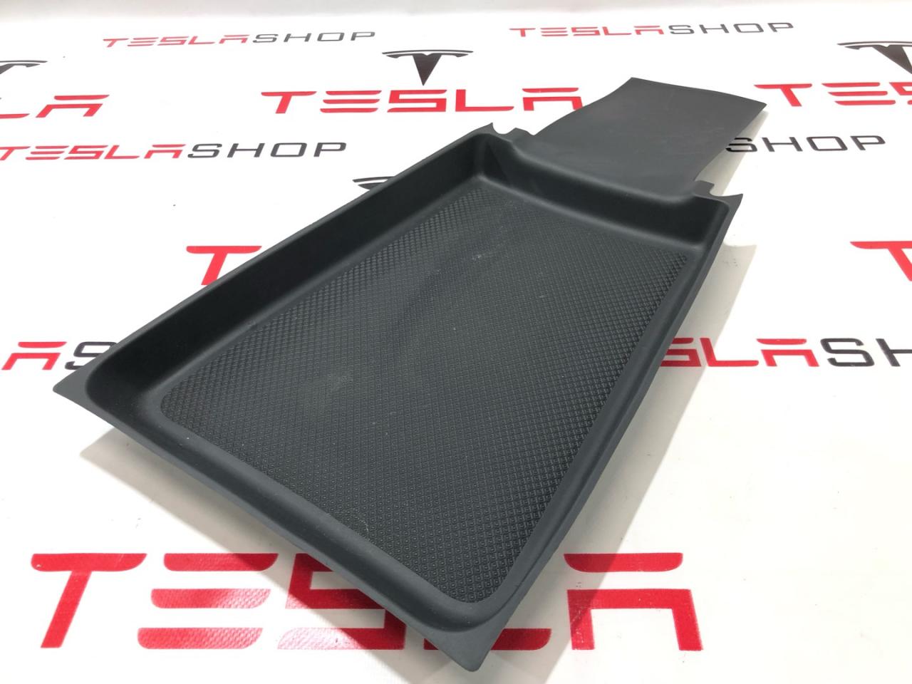 Коврик резиновый центральной консоли Rivian R1T 1 поколение 2022, PT00000898 - фото №1