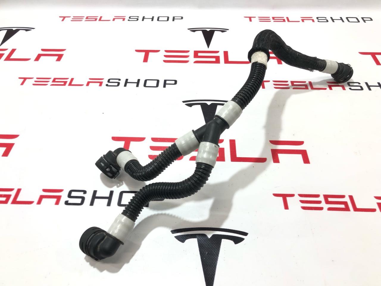 Патрубок системы охлаждения (RIVIAN R1T) Rivian R1T 1 поколение 2022, PT00061735, PT00001714 - фото №1