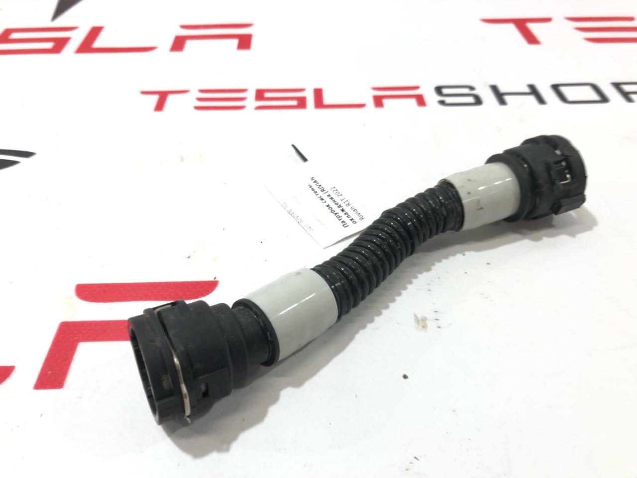 Патрубок системы охлаждения (RIVIAN R1T) Rivian R1T 1 поколение 2022, PT00084713-B - фото №1