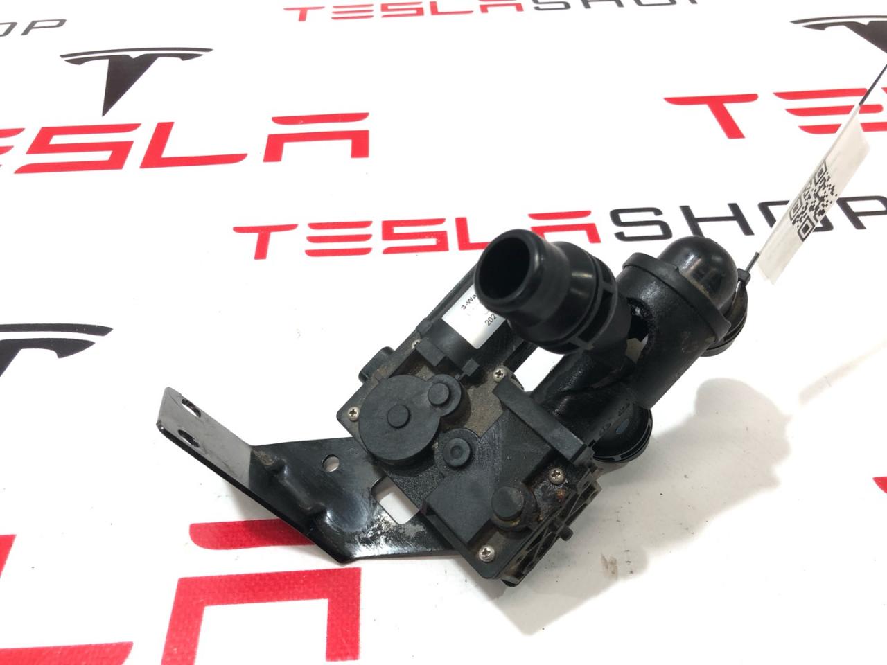 Клапан 3-х ходовой системы охлаждения Rivian R1T 1 поколение 2022, PT00015978 - фото №1