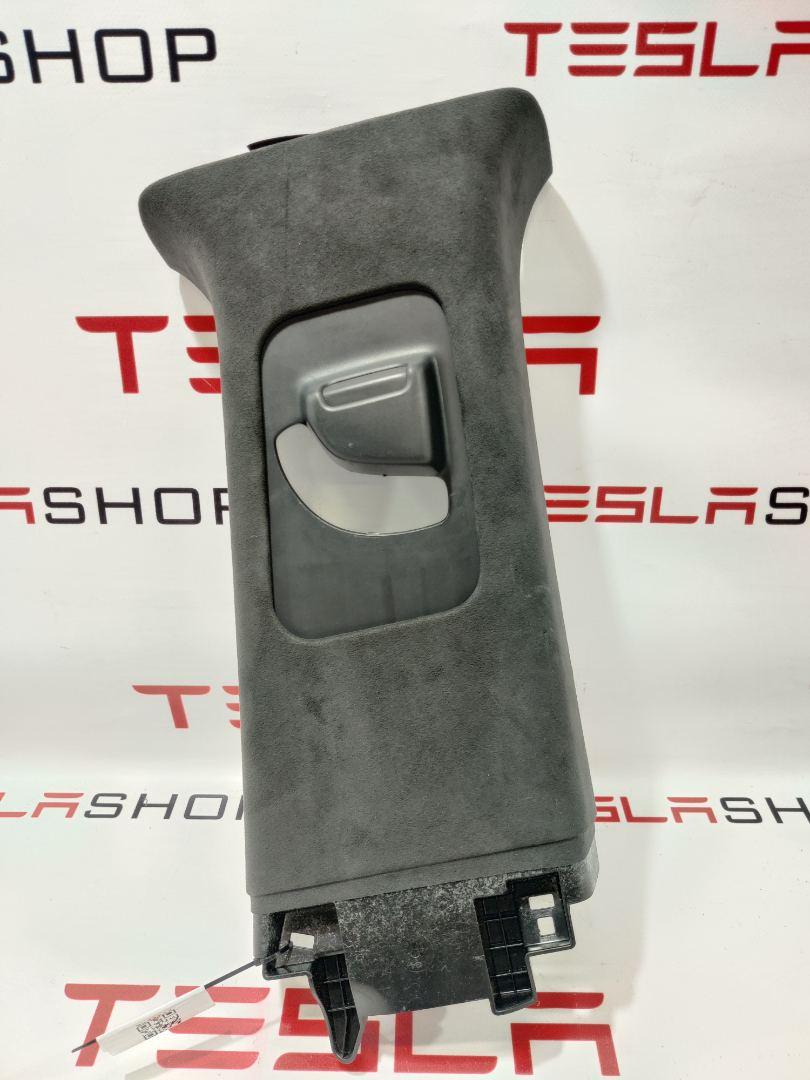 Накладка стойки B, внутренняя Rivian R1T 1 поколение 2022, PTY0104562, PTY0104563, PT00001370 - фото №1