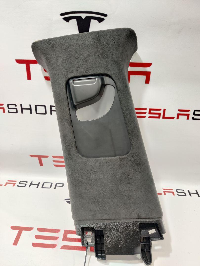 Накладка стойки B, внутренняя Rivian R1T 1 поколение 2022, PTY0104112, PTY0104113 - фото №1