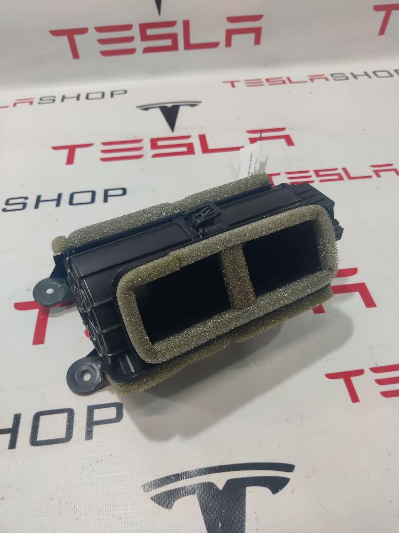 Воздуховод заднего ряда Rivian R1T 1 поколение 2022, PT00011944-D, PT00001839 - фото №1