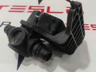 клапан системы охлаждения Rivian R1T 1 поколение 2022, PT00017706D