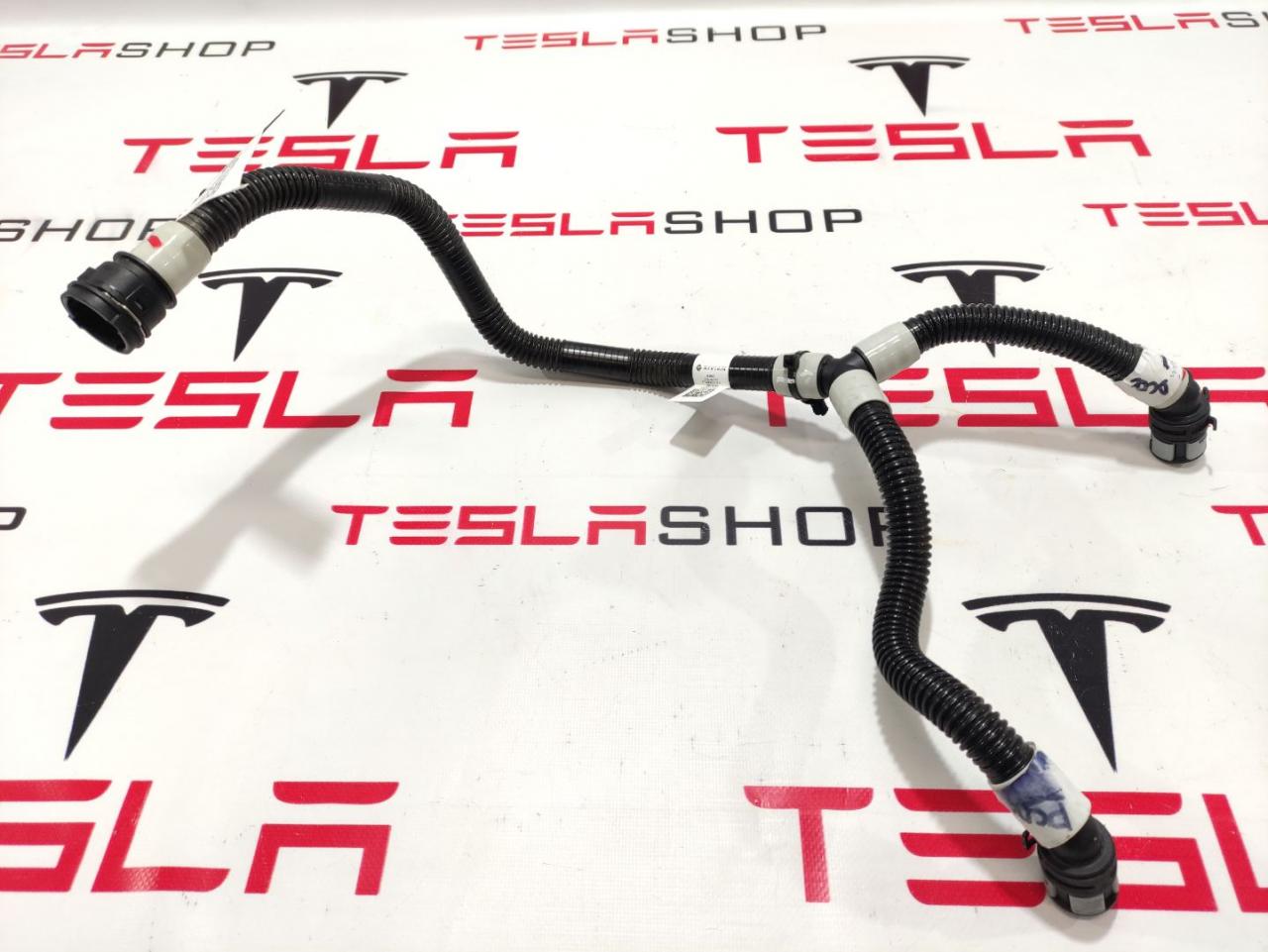 Патрубок системы охлаждения (RIVIAN R1T) Rivian R1T 1 поколение 2022, PT00061707-D - фото №1