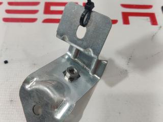 кронштейн (крепление) Rivian R1T 1 поколение 2022, PT00240387