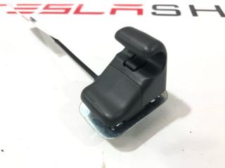 Крепление (крючок) солнцезащитного козырька Rivian R1T 1 поколение 2022, PT00001281-J-001, PT00001292-J-001