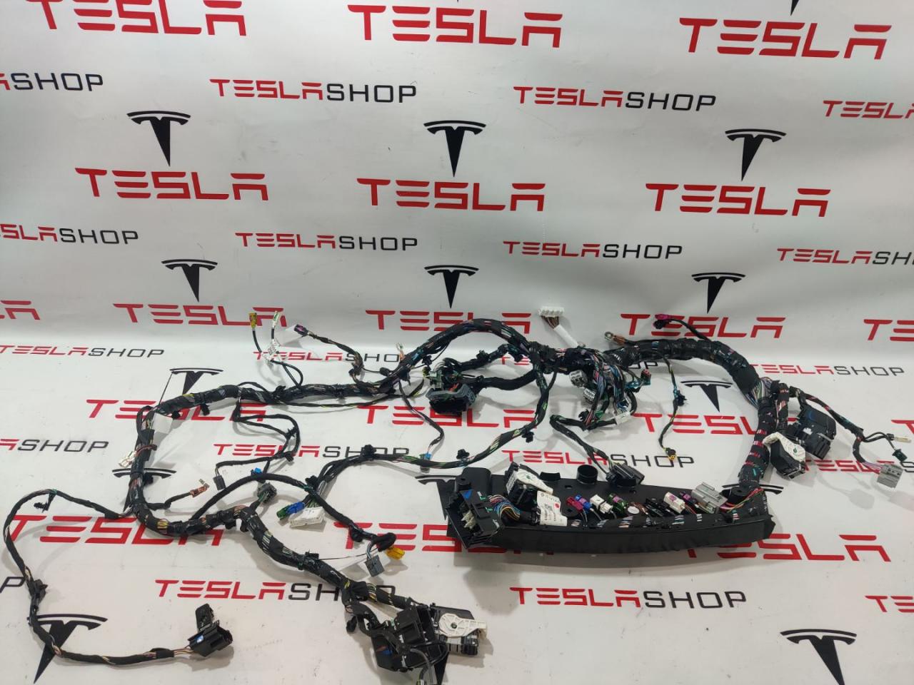 Электропроводка центральной панели Rivian R1T 1 поколение 2022, C100061770-E - фото №1