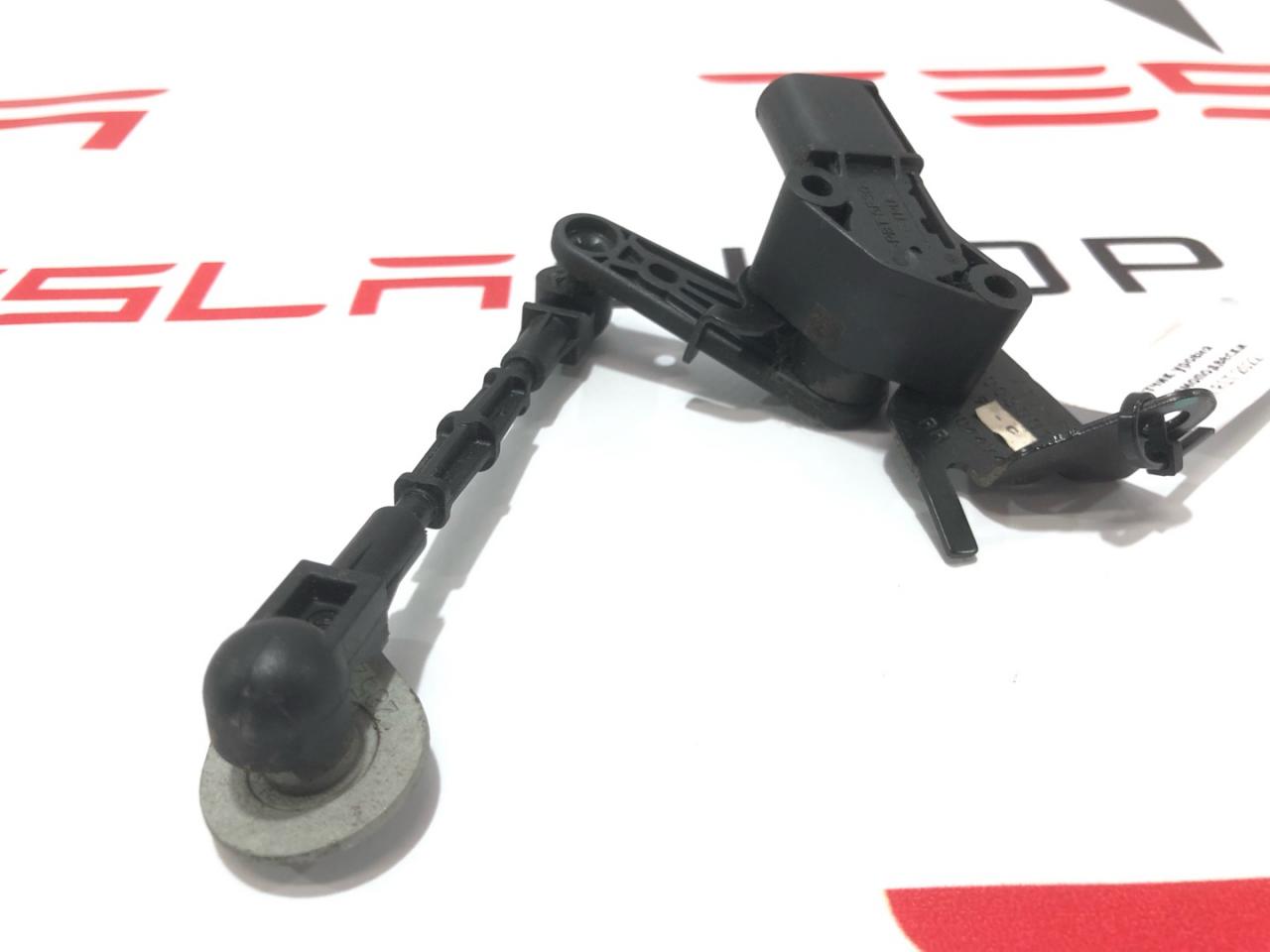 Датчик уровня пневмоподвески Rivian R1T 1 поколение 2022, PT00058866, PT00039817 - фото №1