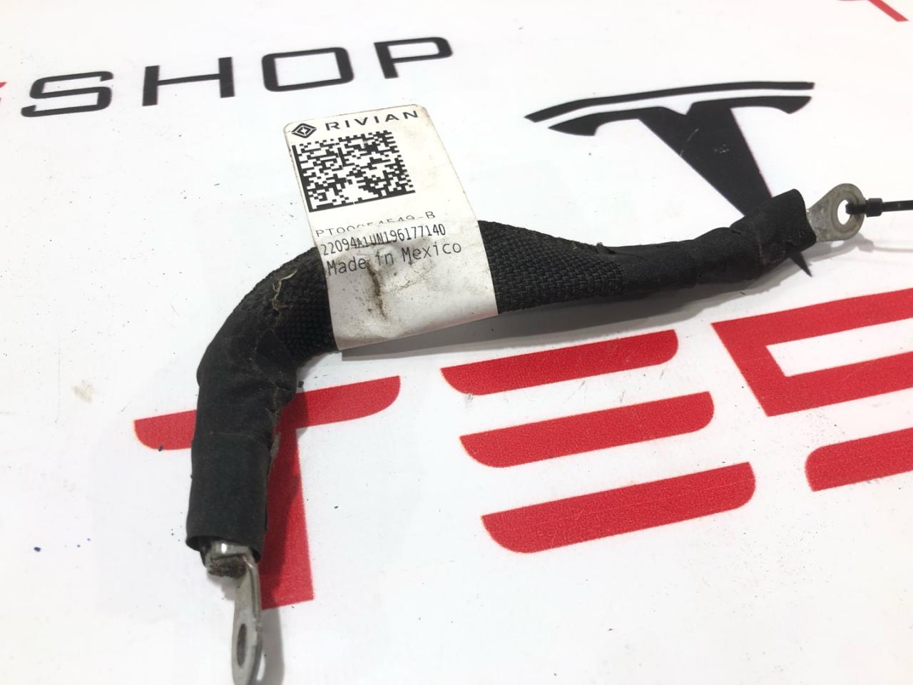 минусовой провод аккумулятора Rivian R1T 1 поколение 2022, 35589964, PT00054549-B - фото №1