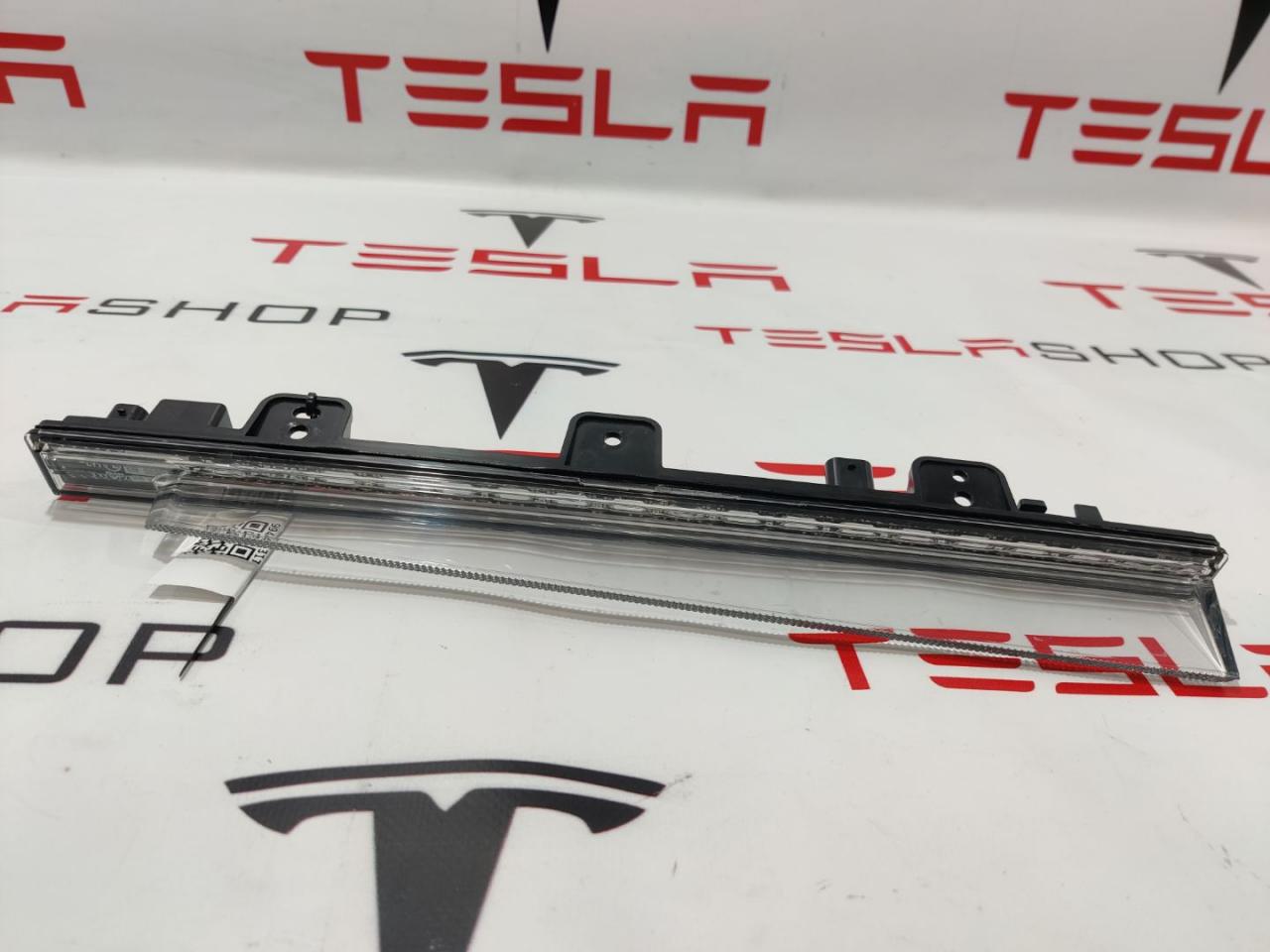 Стоп сигнал крышки багажника верхний Rivian R1T 1 поколение 2022, PT00002142 - фото №1