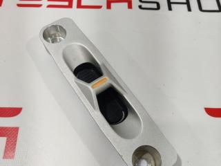 Петля (фиксатор) багажа Rivian R1T 1 поколение 2022, PT00038369-B