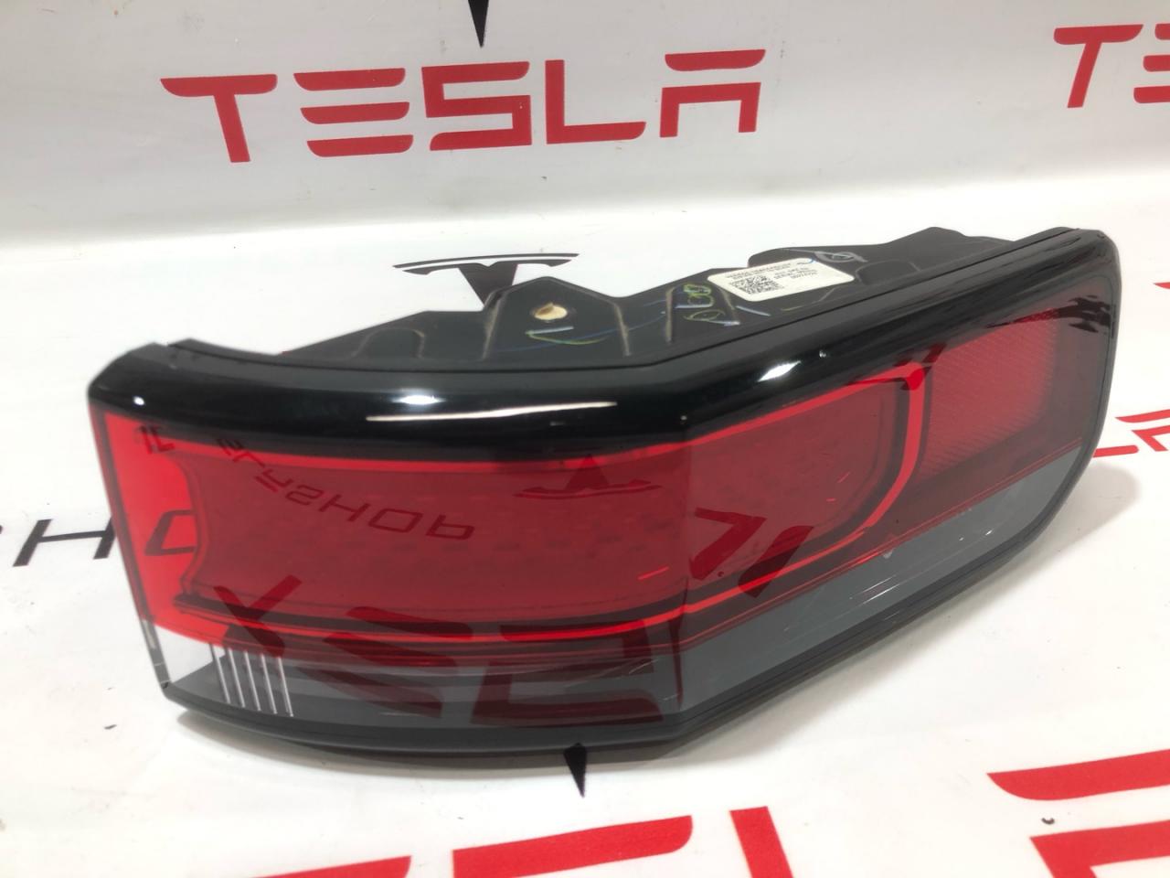 фонарь задний правый Rivian R1T 1 поколение 2022, PT00000469 - фото №1