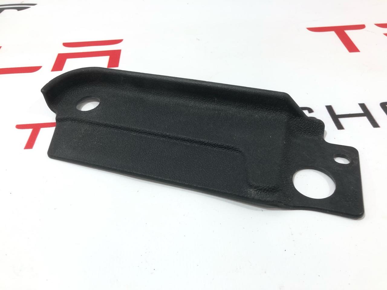 Крышка фонаря багажника Rivian R1T 1 поколение 2022, PT00039438 - фото №1