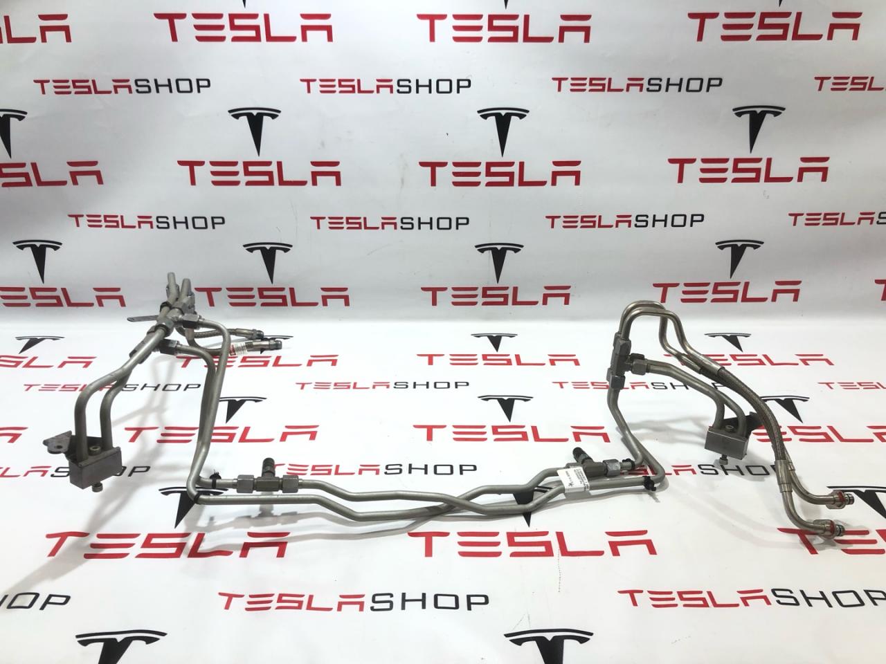 патрубок (трубопровод, шланг) Rivian R1T 1 поколение 2022, C100043837 - фото №1