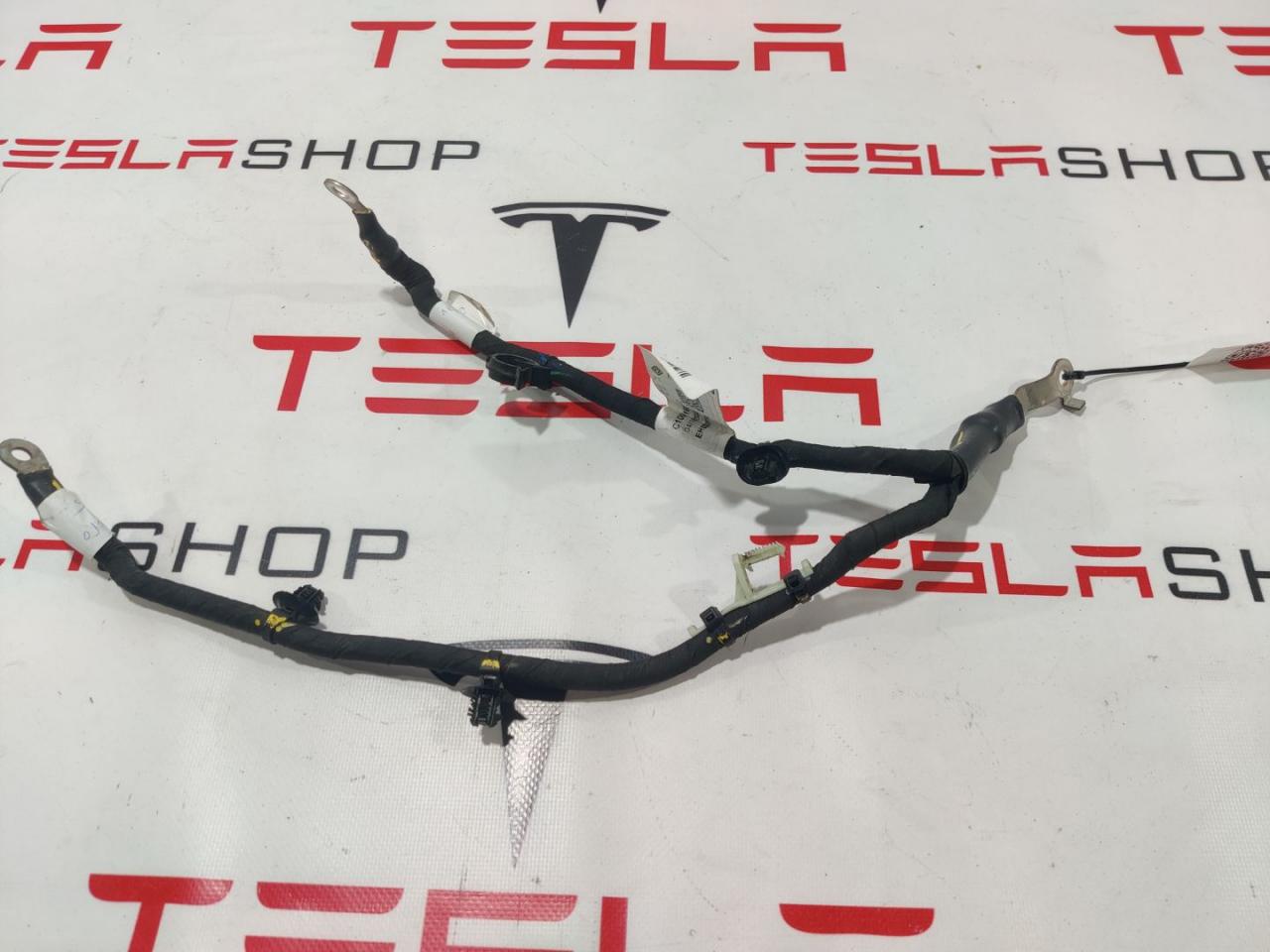 минусовой провод аккумулятора Rivian R1T 1 поколение 2022, C100016070-D - фото №1