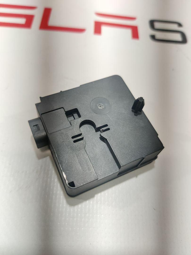 блок управления (другие) Rivian R1T 1 поколение 2022, C100039251-F - фото №1