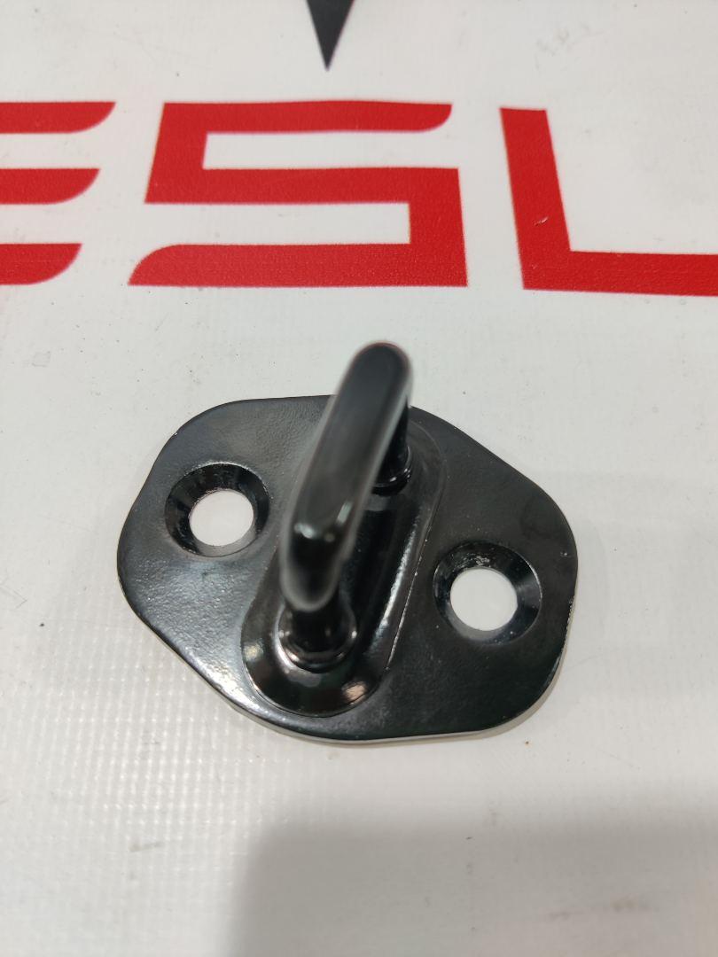 Петля замка двери Rivian R1T 1 поколение 2022, 4050947800 - фото №1