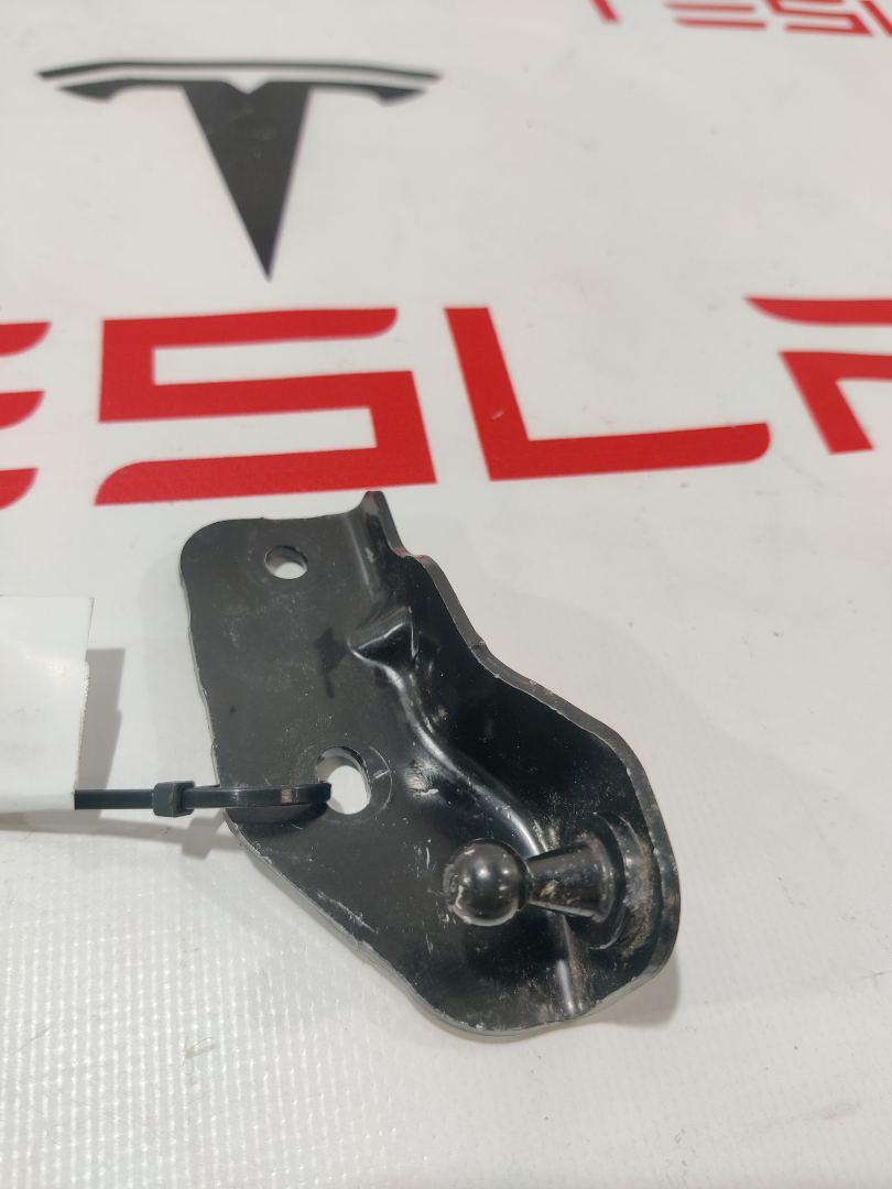 Кронштейн амортизатора капота (шаровый) Rivian R1T 1 поколение 2022, PT00002386-F, 15575D.1 - фото №1