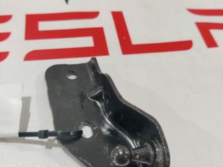 Кронштейн амортизатора капота (шаровый) Rivian R1T 1 поколение 2022, PT00002386-F, 15575D.1