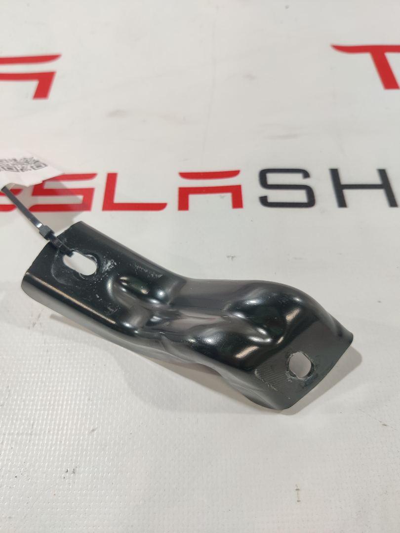 кронштейн (крепление) Rivian R1T 1 поколение 2022, PT00048289 - фото №1