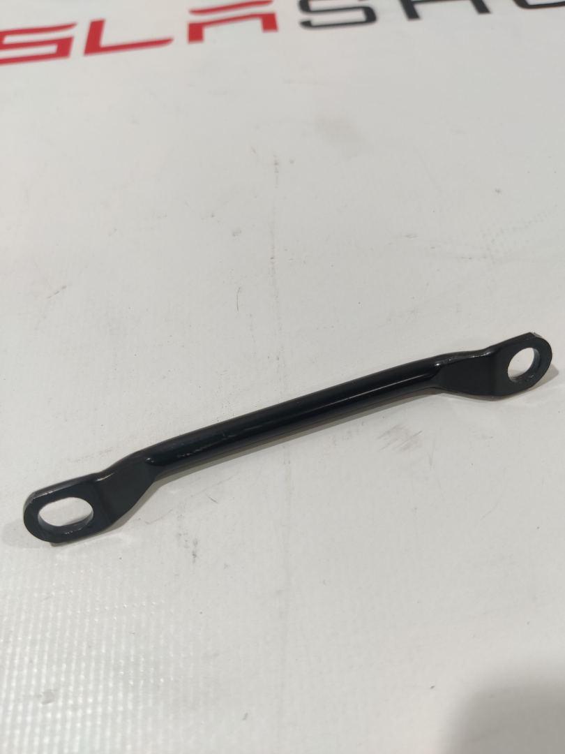 направляющая ремня безопасности Rivian R1T 1 поколение 2022 - фото №1