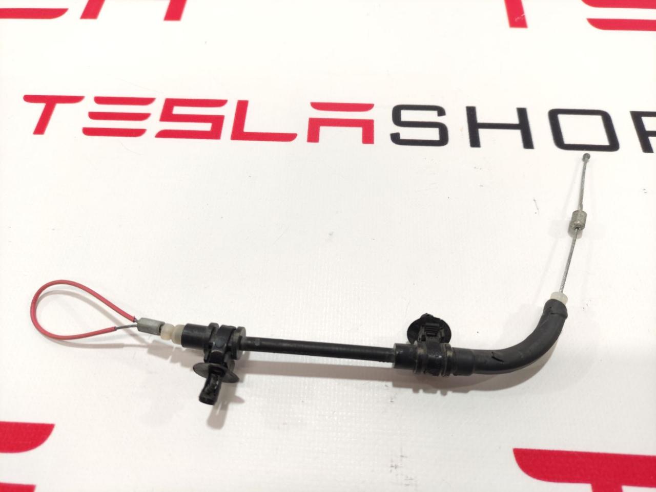 Трос открытия лючка порта зарядки Rivian R1T 1 поколение 2022, PT00001588-K - фото №1