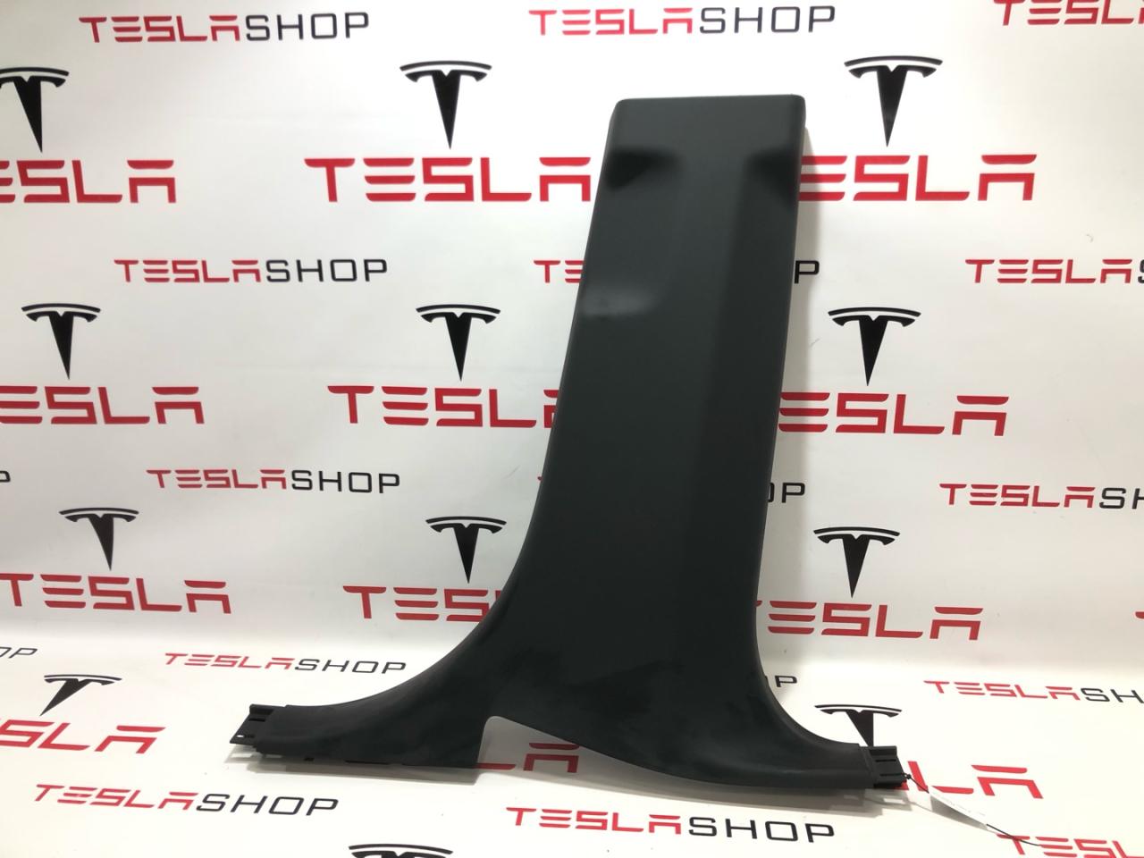 Накладка стойки B, внутренняя Rivian R1T 1 поколение 2022, PT00001372 - фото №1