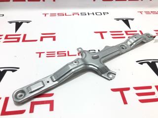 Кронштейн крепления обшивки двери Rivian R1T 1 поколение 2022, PT00033671D, PT00033672D