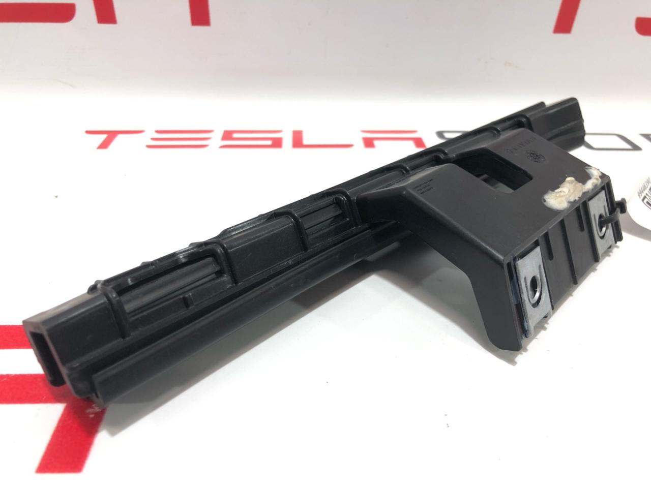 направляющая стеклоподъемника переднего Rivian R1T 1 поколение 2022, PT00042024, PT00042016, PT00015526 - фото №1