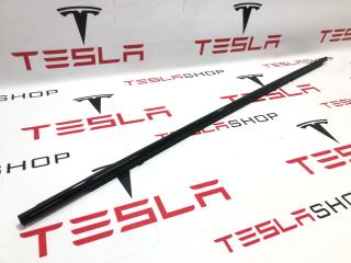 молдинг двери передней левой Rivian R1T 1 поколение 2022, PT00041939