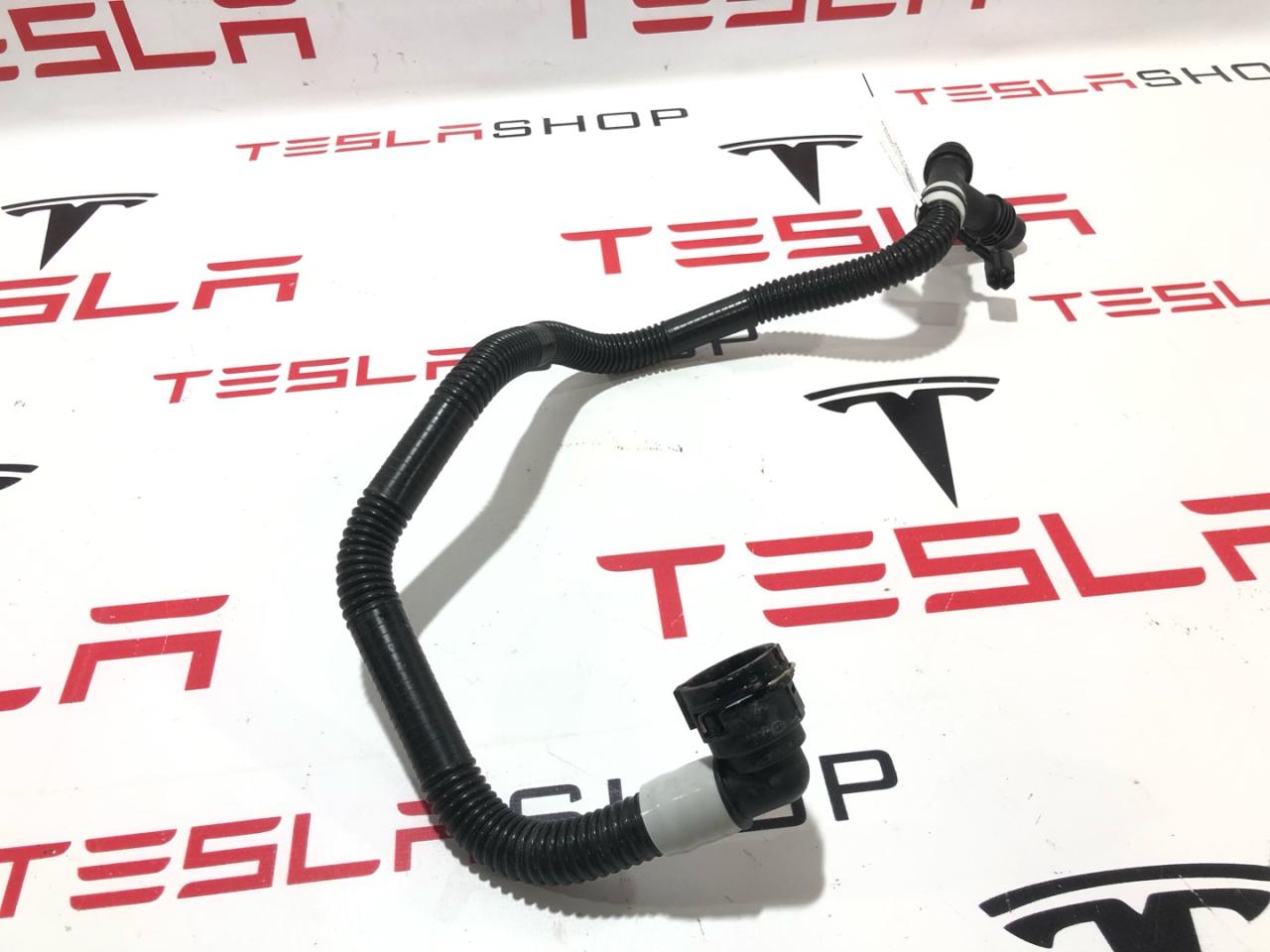 Патрубок системы охлаждения (RIVIAN R1T) Rivian R1T 1 поколение 2022, PT00061706 - фото №1