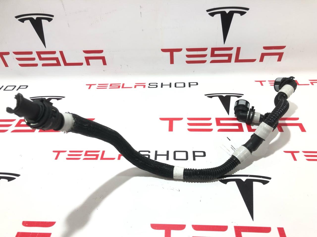 Патрубок системы охлаждения (RIVIAN R1T) Rivian R1T 1 поколение 2022, PT00061735, PT00001714 - фото №1