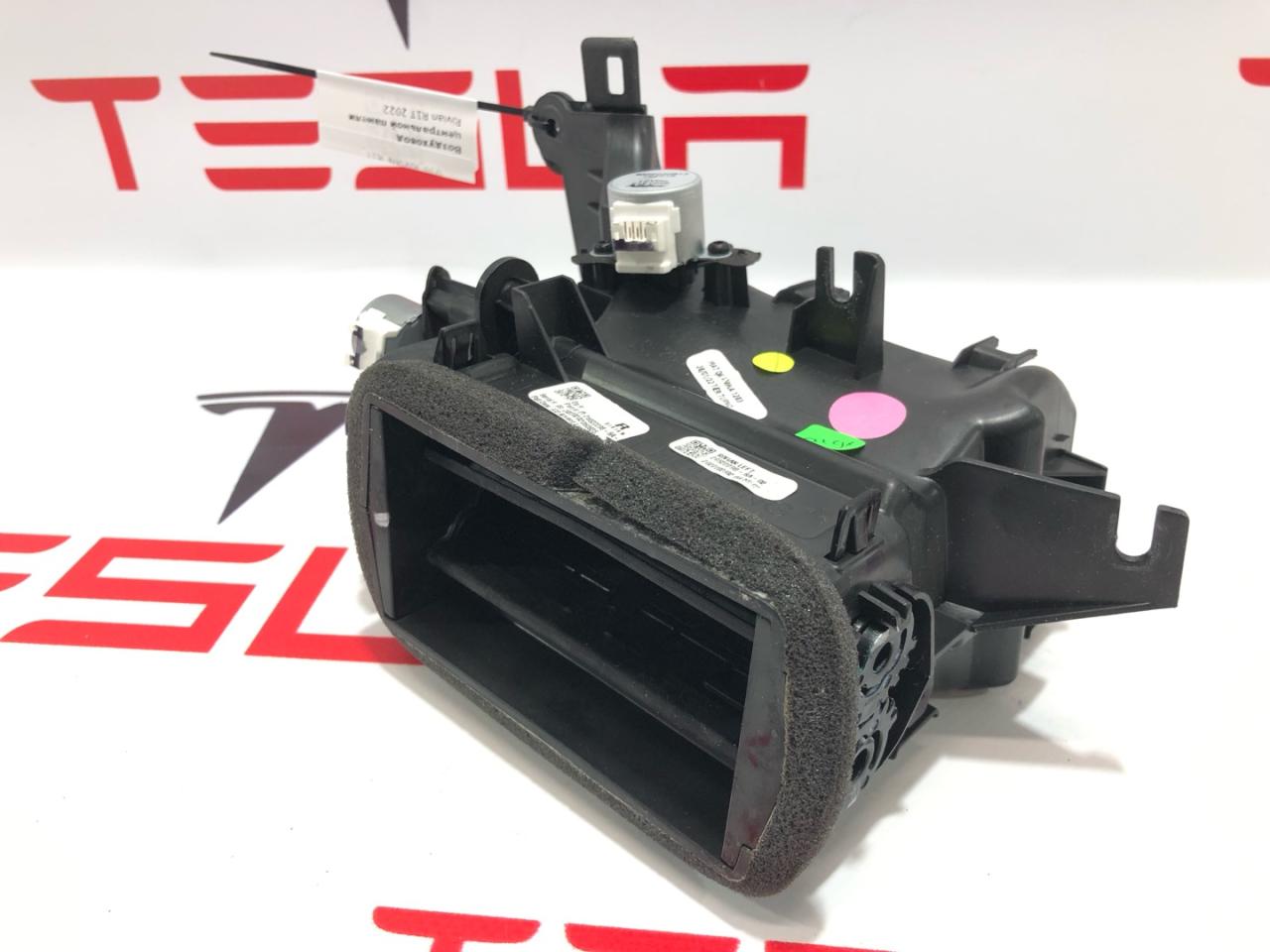 Воздуховод центральной панели (водительский) Rivian R1T 1 поколение 2022, PT00013537, 2652229B-6A - фото №1