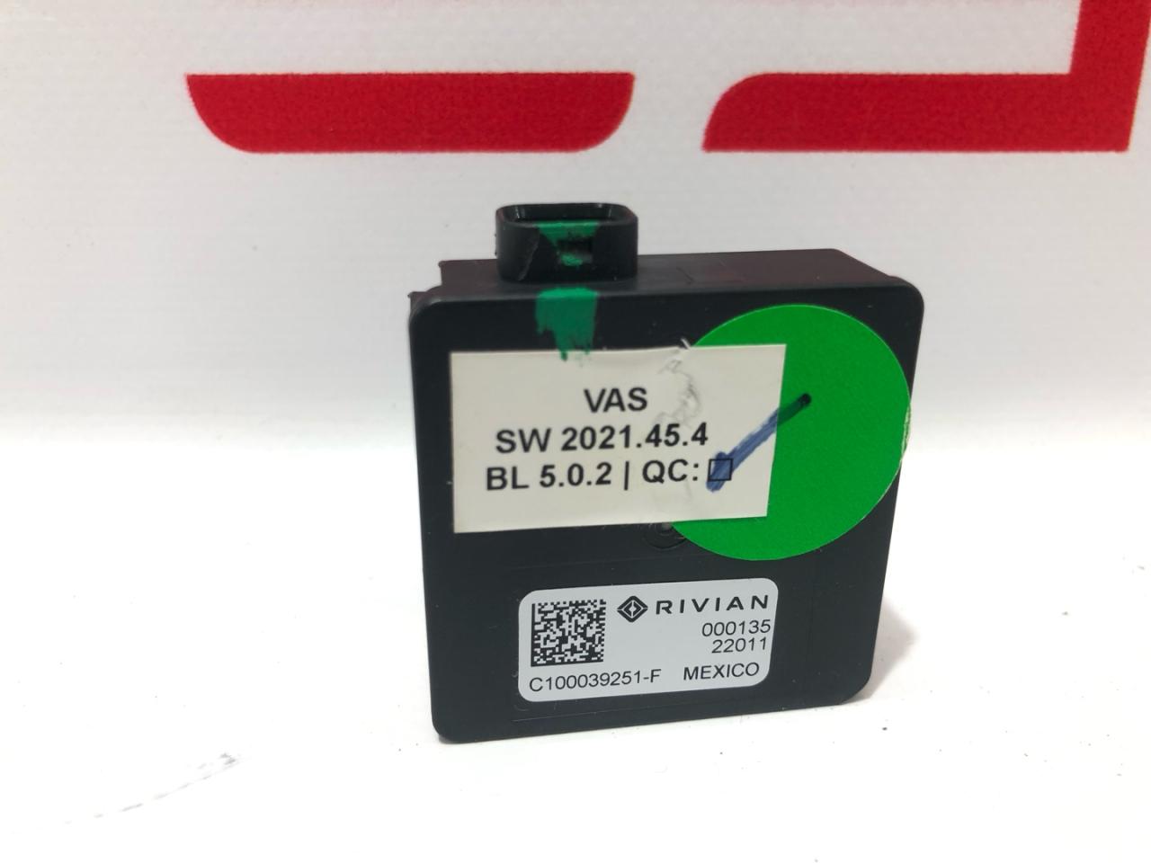 блок управления (другие) Rivian R1T 1 поколение 2022, C100039251-F - фото №1