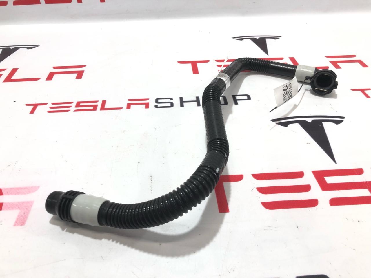 Патрубок системы охлаждения (RIVIAN R1T) Rivian R1T 1 поколение 2022, PT00061742-B, C100061742-B - фото №1